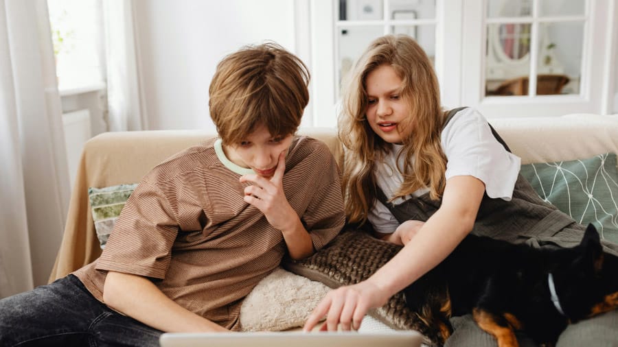 Bezpieczeństwo w sieci. Kto i co czyha na nastolatki? Deepfake to tylko jeden z problemów! Poradnik NASK dla rodziców