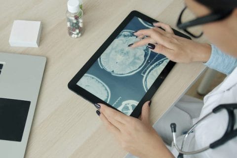 AI coraz lepiej naśladuje – i zastępuje – lekarza. Nie będzie już potrzebny?